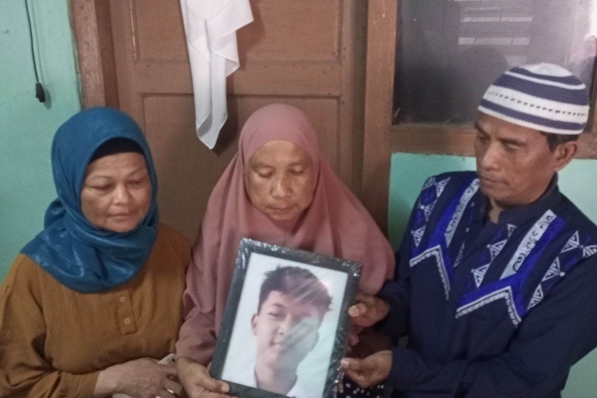 Suasana duka menyelimuti rumah almarhum Arya Saputra (16), korban pembacokan senjata tajam pedang, Senin (13/3/2023).