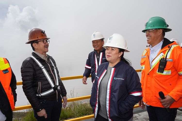 Ketua DPR RI Puan Maharani (kedua kanan), Menteri ESDM Arifin Tasrif (belakang) didampingi oleh Presiden Direktur PTFI Tony Wenas (kiri) bersama Senior Manager Grasberg Earthworks, I Nengah Giri (Kanan) berbincang saat mengunjungi area tambang terbuka Grasberg di Tembagapura, Kabupaten Mimika, Provinsi Papua Tengah, Minggu (10/12/2023).
