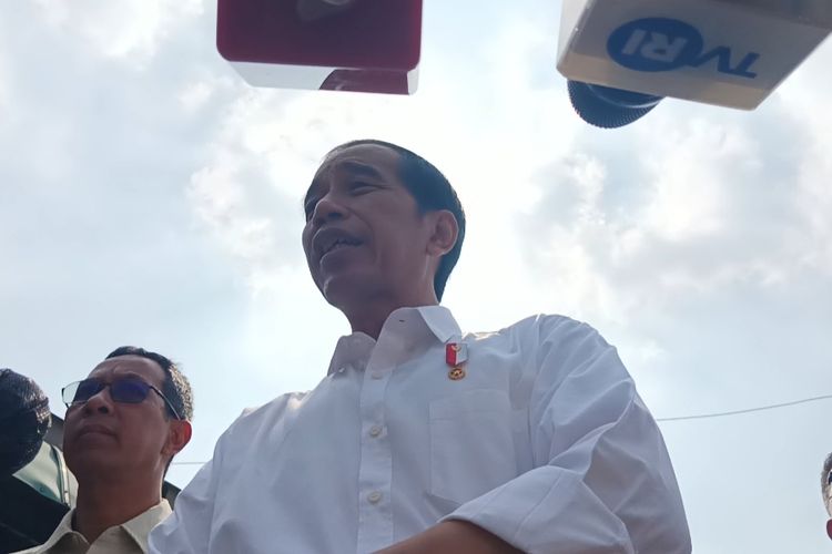 Presiden Joko Widodo saat memberikan keterangan pers usai mengunjungi Pasar Menteng Pulo yang berada di Jakarta Selatan, Kamis (15/6/2023).