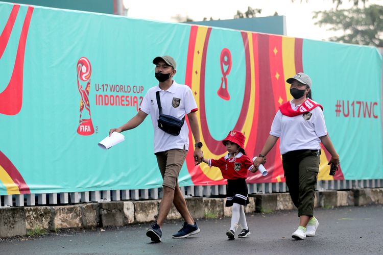 Sekeluarga menjadi suporter Timnas Indonesia mendukung laga ketiga babak penyisihan Grup A Piala Dunia U17 2023 Indonesia melawan Maroko yang berakhir dengan skor 3-1 di Stadion Gelora Bung Tomo Surabaya, Jawa Timur, Kamis (16/11/2023) malam.