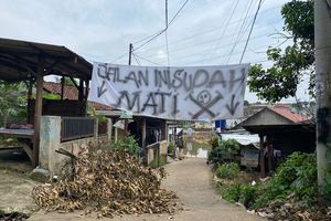 Spanduk Protes “Jalan Ini Sudah Mati”, Ketua RT: Warga Sudah Bingung Menyelesaikannya