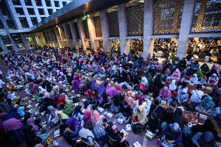 Warga berbuka puasa bersama di Masjid Istiqlal, Jakarta Pusat, Jumat (18/5/2018). Pengurus Masjid Istiqlal setiap hari menyiapkan 4.000 nasi bungkus dan takjil untuk berbuka puasa selama Ramadhan.