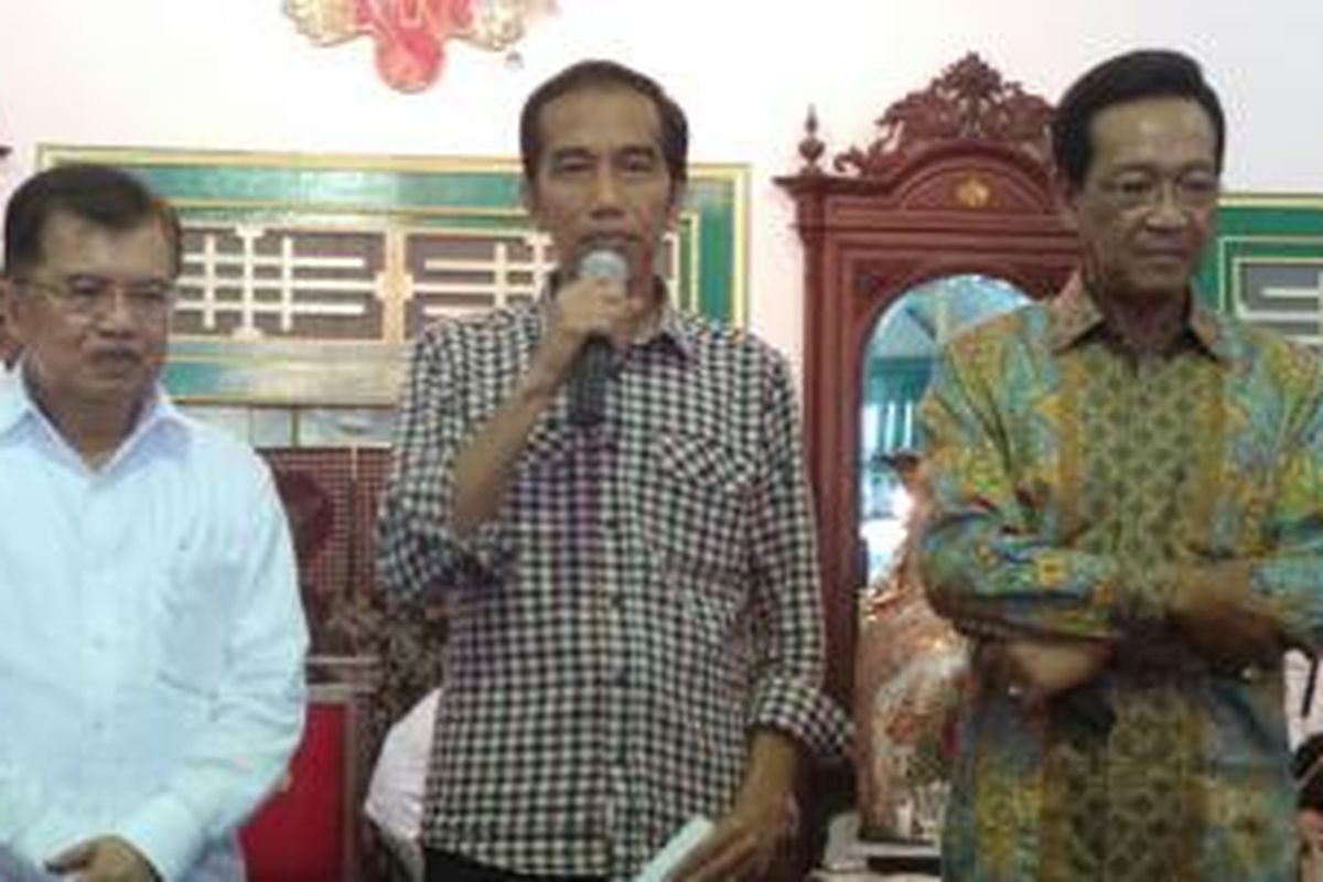 Calon wakil presiden Jusuf Kalla, calon presiden Joko Widodo, dan Gubernur DI Yogyakarta Sultan Hamengku Buwono X (kiri-kanan) melakukan pertemuan di Keraton Ngayogyakarta Hadiningrat, Senin (2/6/2014).