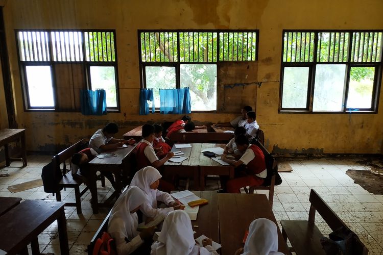 Keadaan SDN Samudrajaya 04 di Tarumajaya, Kabupaten Bekasi rusak sana-sini dan tetap difungsikan sebagai tempat belajar para murid, Senin (20/1/2020).