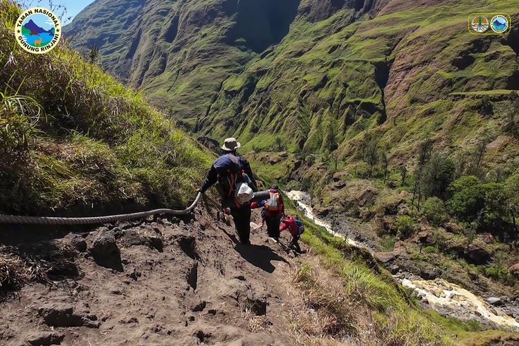 Jalur Turun Gunung Rinjani via Torean yang Ada di Tepi Jurang, Jumat (1/9/2023).