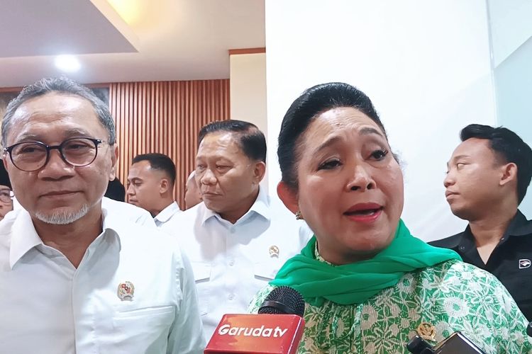 Ketua Komisi IV DPR RI Titiek Soeharto bersama Menteri Koordinator Bidang Pangan Zulkifli Hasan saat memberikan keterangan di Kantor Kemenko Bidang Pangan, Jakarta, Senin (29/9/2025).