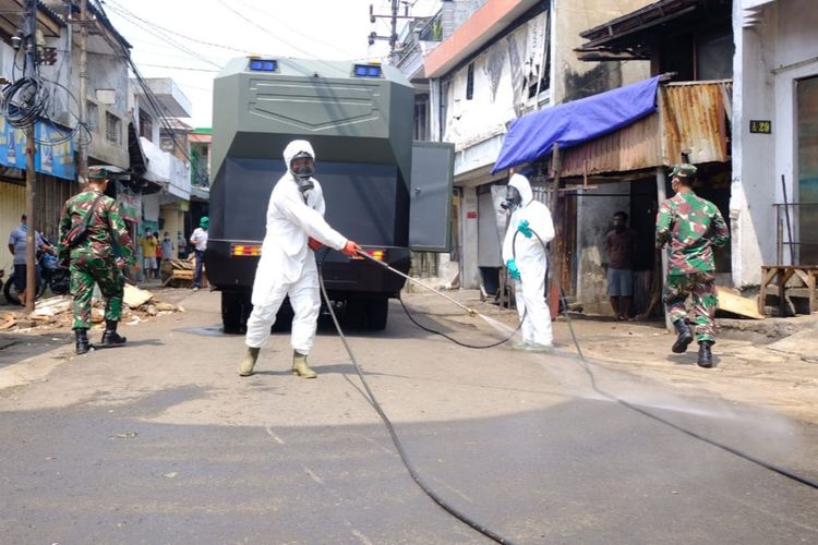 Penyemprotan disinfektan di jalanan wilayah Surabaya Utara, Kamis (16/4/2020)