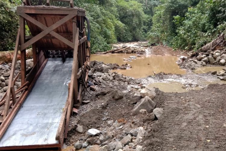 Tim Operasi Balai Gakkum KLHK Wilayah Sumatra bersama Balai TNBG pada 13 Mei 2022 menemukan tiga ekskavator besrta operatornya dan seorang helper sedang mengeruk tanah di Sungai Batang Bangko. 