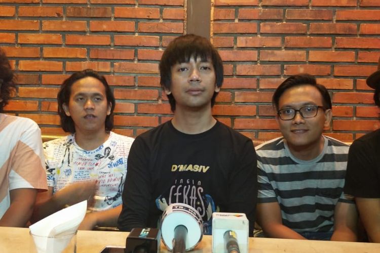 Band DMASIV dalam sesi wawancara usai jumpa pers peluncuran vinyl Kidung Abadi Chrisye, di LEON, Kebayoran, Jakarta Selatan, Kamis (22/11/2018).