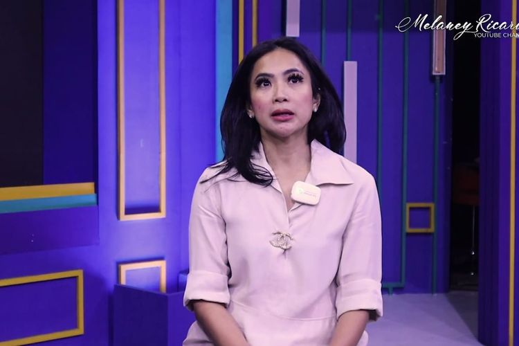 Feni Rose saat berbincang dengan Melaney Ricardo yang membahas soal perasaan bersalah pada anak-anaknya. 