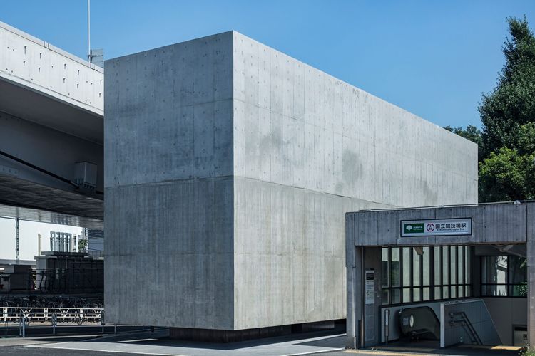 Sebuah toilet unik di Tokyo yang terlihat seperti sebuah bangunan beton yang mengambang (dok. Kenta Hasegawa | https://www.dezeen.com/).