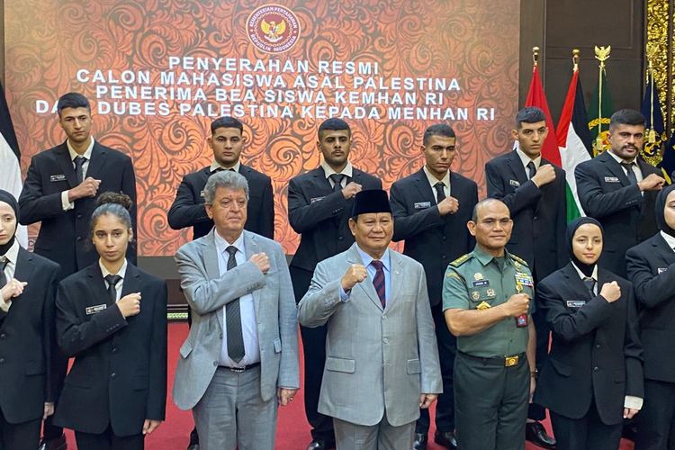 Menhan Prabowo Subianto bersama Dubes Palestina Zuhair Al-Shun dan Rektor Unhan RI Letjen Jonni Mahroza menerima 22 calon kadet dari Palestina di Kantor Kementerian Pertahanan, Jakarta Pusat, Rabu (8/11/2023).