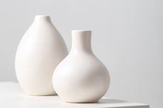 4 Cara Ampuh Membersihkan Vas Berbahan Keramik