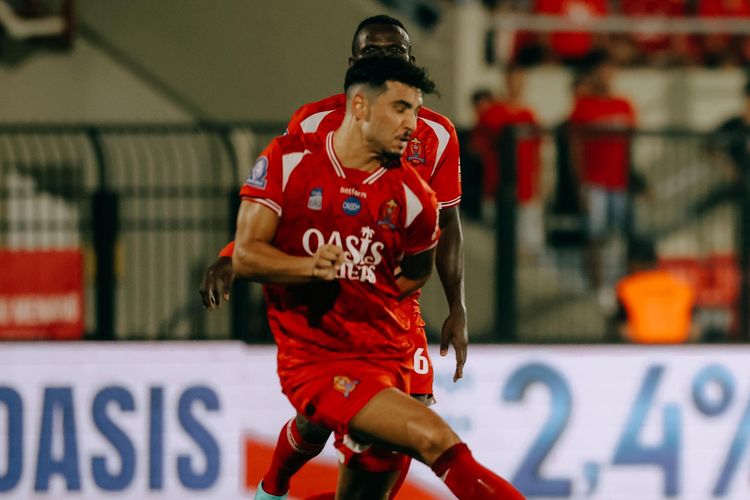 Jordy Bruijn melepas tendangan dalam laga Super League 2025-2026 Persijap vs Bali United di Stadion Gelora Bumi Kartini, Minggu (19/10/2025).