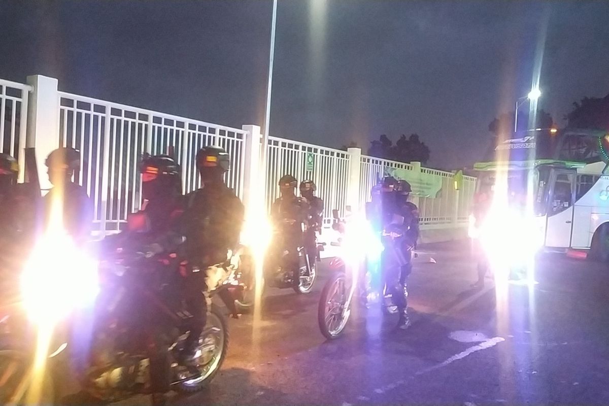 Rombongan pemain Persis Solo keluar dari Stadion Jatidiri Semarang dengan pengawalan ketat