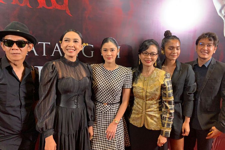 Para cast film Inang (dari kiri ke kanan) Rukman Rosadi, Ruth Marini, Naysilla Mirdad, Nungki Kusumastuti dan Rania Putrisari dalam acara konferensi pers dan screening film Inang di kawasan Epicentrum, Jakarta Selatan, Rabu (5/10/2022).