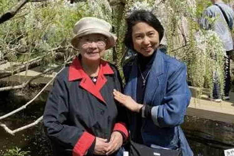 Michiko Tomioka (kanan) dan sang ibu, Mikiyo Kakutani (kiri)
