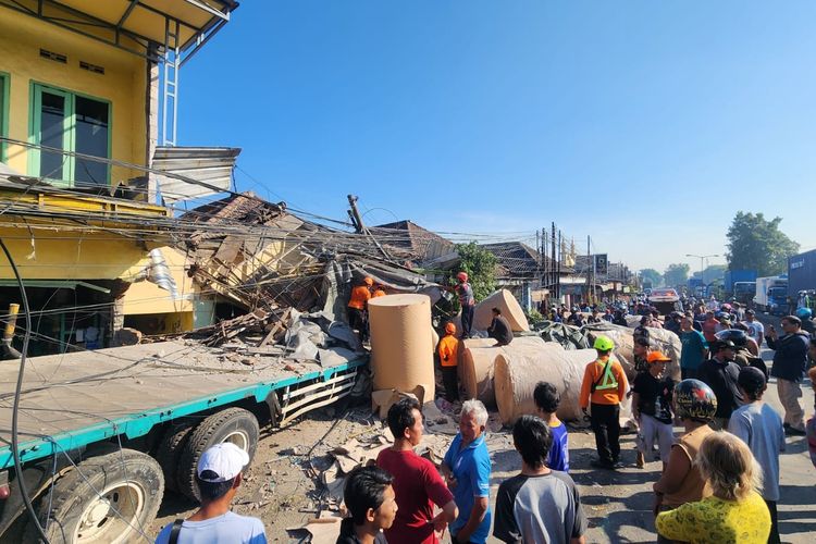 Kronologi Kecelakaan Maut Beruntun di Pasuruan, Truk Muatan Kertas Hantam Kedaraan hingga Rumah Warga