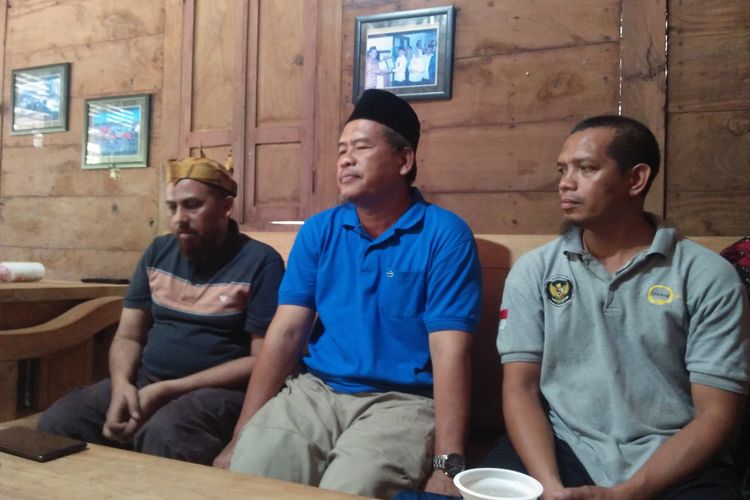Hisyam bin Alizein alias Umar Patek (kiri) bersama Ali Fauzi (tengah), saat berada di Yayasan Lingkar Perdamaian di Desa Tenggulun, Kecamatan Solokuro, Lamongan, Jawa Timur, Selasa (13/12/2022).