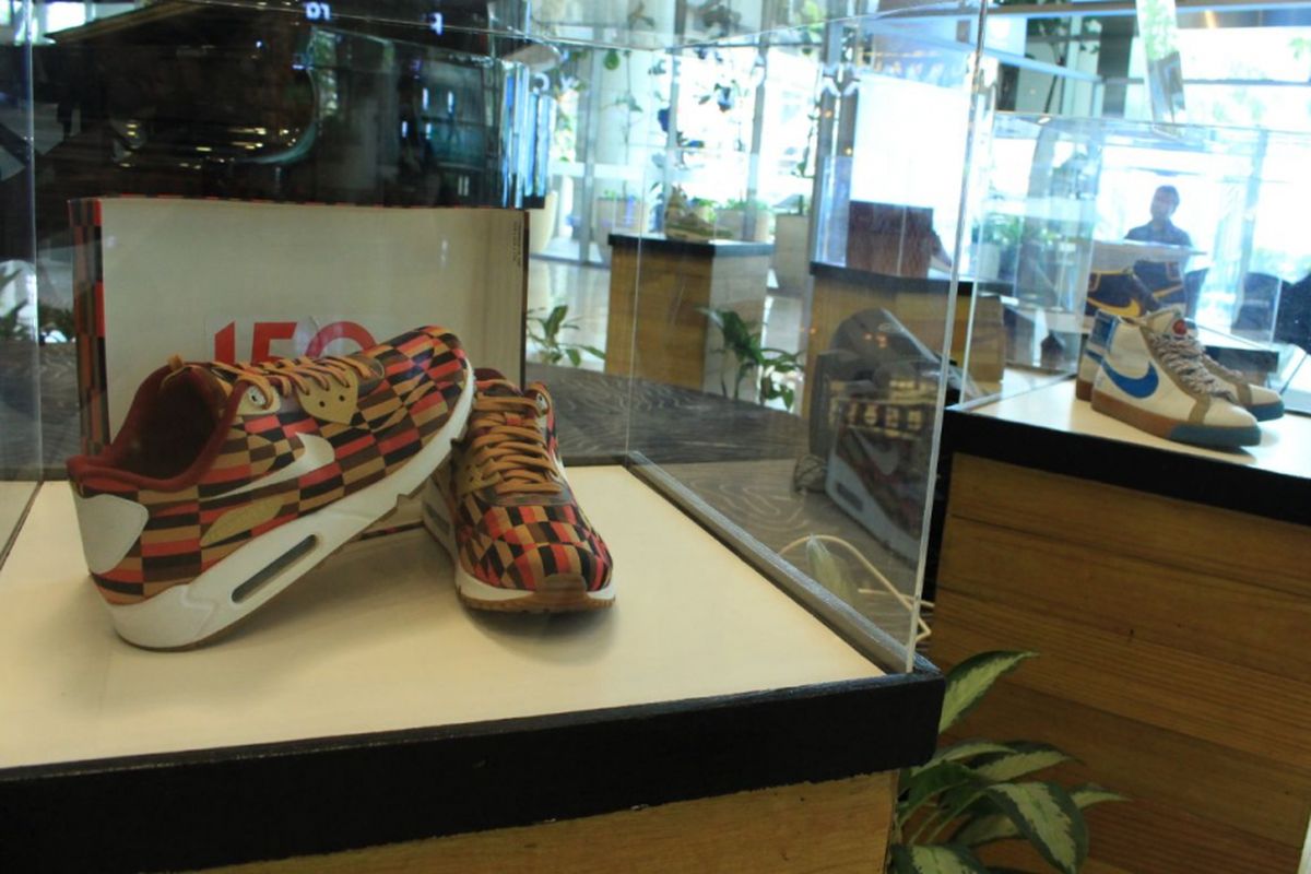 Sneaker langka dipamerkan di Maxx Box Lippo Village Karawaci.