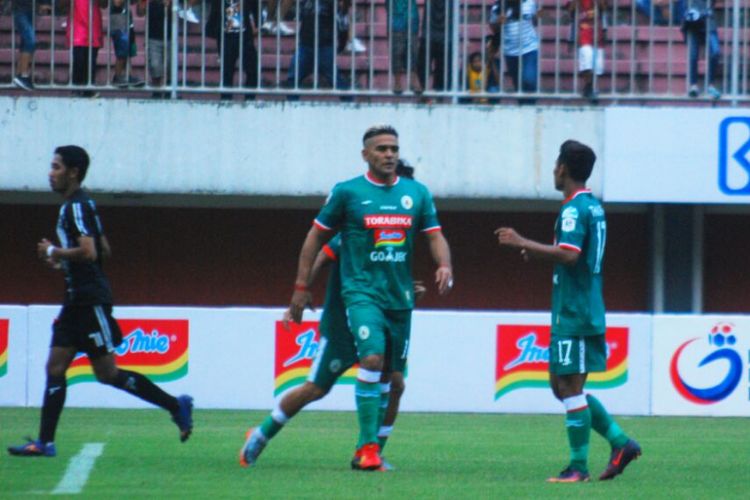 Christian Gonzales saat laga melawan PSMP Mojokerto Putra. Dilaga ini Christiani Gonzales berhasil mencetak gol dan turut membawa PSS Sleman menang atas PSMP Mojokerto Putra dengan skor 3-1