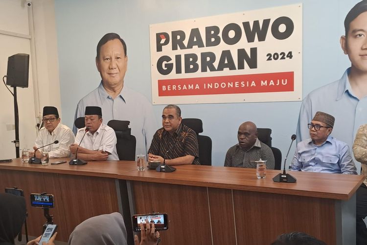 Wakil Ketua TKN Prabowo-Gibran, Ahmad Muzani (tengah) dalam jumpa pers di Medcen TKN Prabowo-Gibran, Jakarta Selatan, Senin (22/4/2024). 