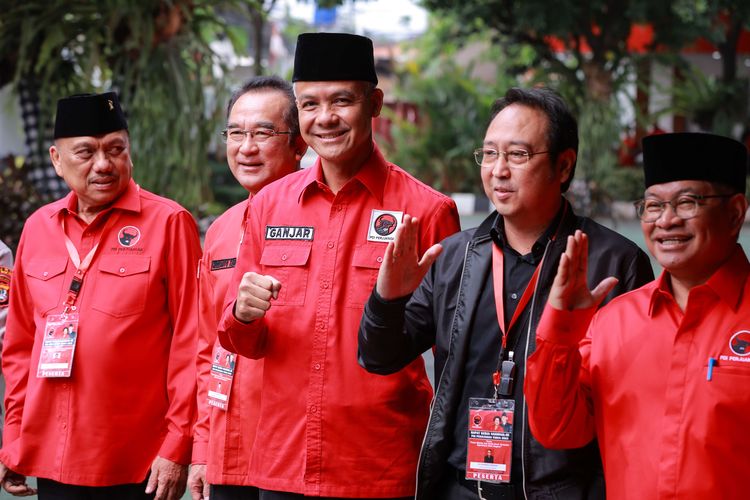 Bendahara Umum PDI-P Olly Dondokambey (kiri), Wakil Ketua Bendahara Umum PDI-P Rudianto Tjen (kedua dari kiri), Bakal calon presiden 2024-2029 PDI-P Ganjar Pranowo (tengah), Ketua DPP PDI-P Prananda Prabowo (kedua dari kanan), dan Politisi Senior PDI-P Pramono Anung menyambut kedatangan Presiden RI, Joko Widodo saat menghadiri Rapat Kerja Nasional (Rakernas) PDI-P di sekolah partai DPP PDI-P, Lenteng Agung, Jakarta Selatan, Selasa (6/8/2023).