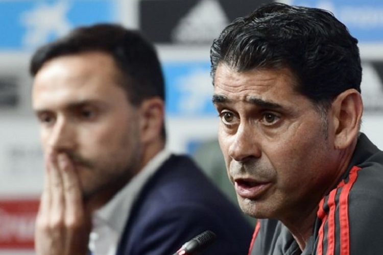 Fernando Hierro menjawab pertanyaan wartawan seusai resmi ditunjuk sebagai pelatih baru timnas Spanyol di Akademi Krasnodar, 13 Juni 2018. 
