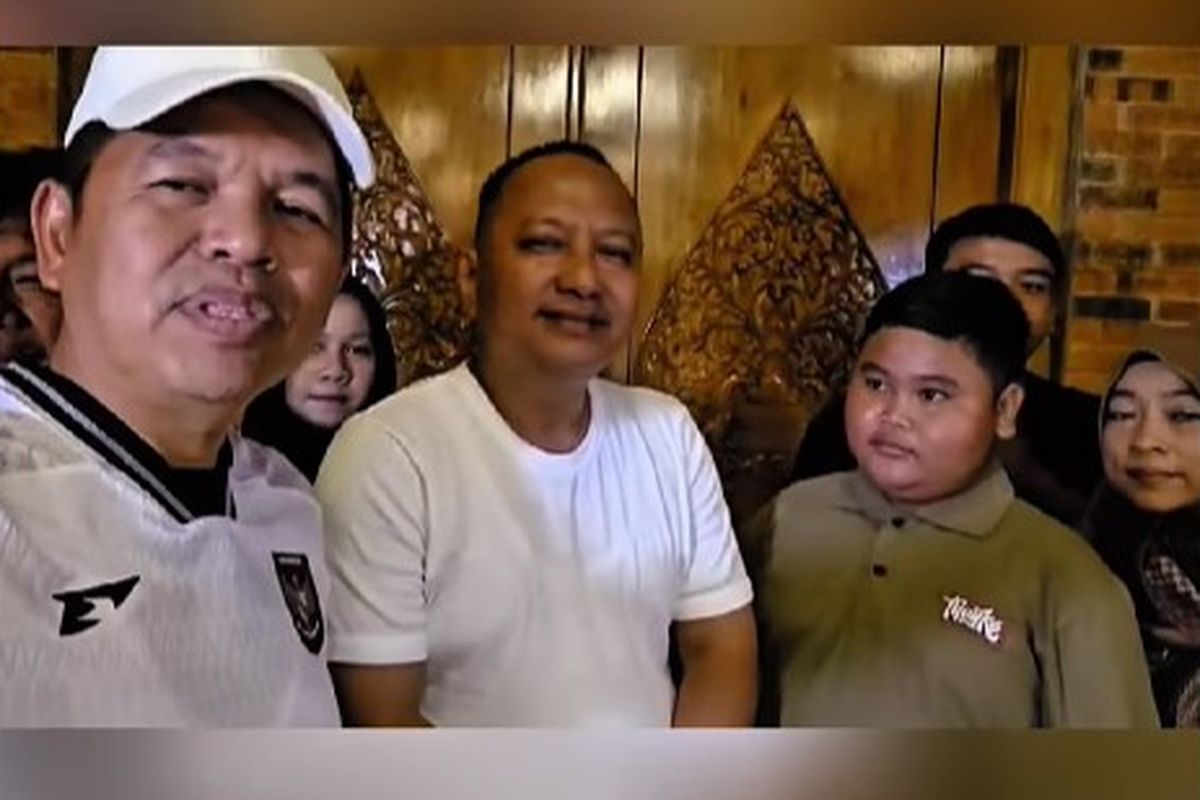 Zaki (kedua dari kanan), bocah SD asal Indramayu, Jawa Barat, bersama keluarganya menemui Gubernur Jawa Barat Dedi Mulyadi. Zaki digugat oleh kakeknya perihal tanah warisan usai ayah Zaki meninggal.