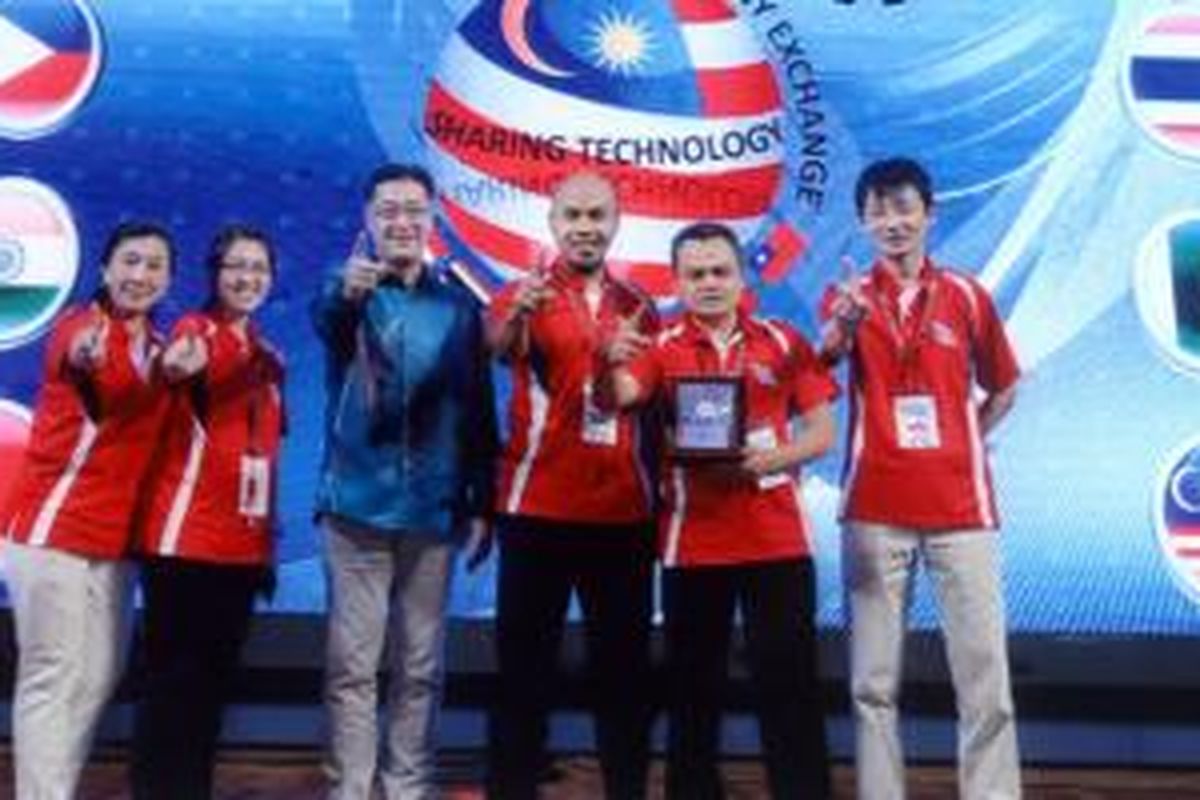 Tim Engineer AHM didampingi (ketiga kiri) Director and Vice President of Asian Honda Motor Yoshiharu Itai berpose bersama setelah menerima penghargaan invoasi terbaik pada ajang  The 11th Asia & Oceania Technology Exchange di Malaysia (9/9). Tim Engineer AHM berhasil meraih predikat inovasi terbaik yang keempat kalinya setelah berhasil mengungguli peserta lain dari 8 negara, yaitu Indonesia, Thailand, Vietnam, Filipina, India, Pakistan, Taiwan, dan Malaysia.