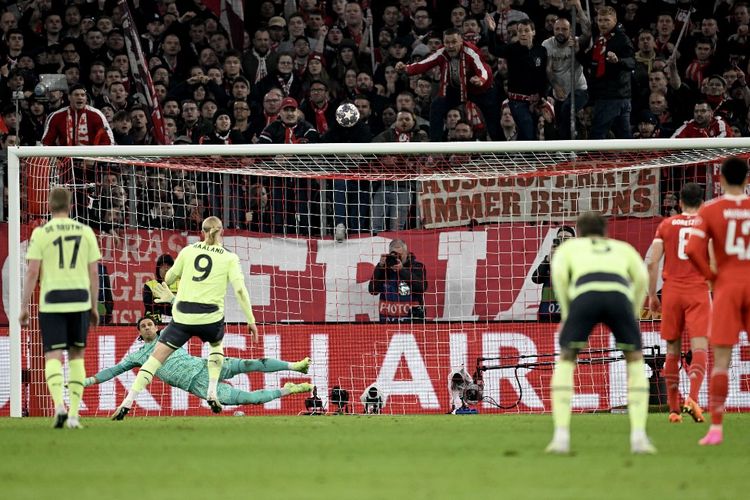 Penyerang Manchester City, Erling Haaland, gagal menuntaskan penalti pada babak pertama laga leg kedua babak perempat final Liga Champions FC Bayern vs Manchester City pada Kamis (20/4/2023) dini hari WIB.