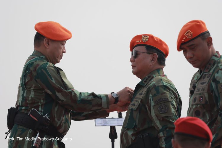 Menteri Pertahanan Prabowo Subianto diangkat menjadi warga kehormatan Komando Pasukan Gerak Cepat (Kopasgat) TNI Angkatan Udara (AU).  Pengangkatan itu ditandai dengan penyematan baret jingga, brevet kehormatan komando, brevet albara, dan brevet dalpur dari Kepala Staf TNI Angkatan Udara (KSAU) Marsekal Fadjar Prasetyo yang didampingi Komandan Kopasgat Marsda Wahyu Hidayat Sudjatmitko di Lanud Sulaiman, Bandung, Jawa Barat, pada Selasa (14/3/2023).