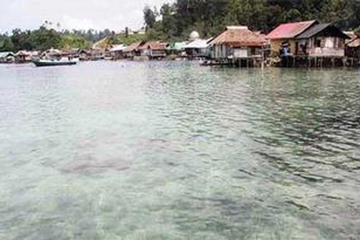 Rumah panggung di atas laut di Sawai, Kecamatan Seram Utara, Kabupaten Maluku Tengah, Maluku, menjadi salah satu daya tarik wisata di Teluk Sulaiman, Selasa (8/2). Keindahan panorama bawah laut, hutan yang masih lestari, penangkaran burung kakatua, dan hamparan pasir putih bisa dijumpai di tepi utara Pulau Seram ini.