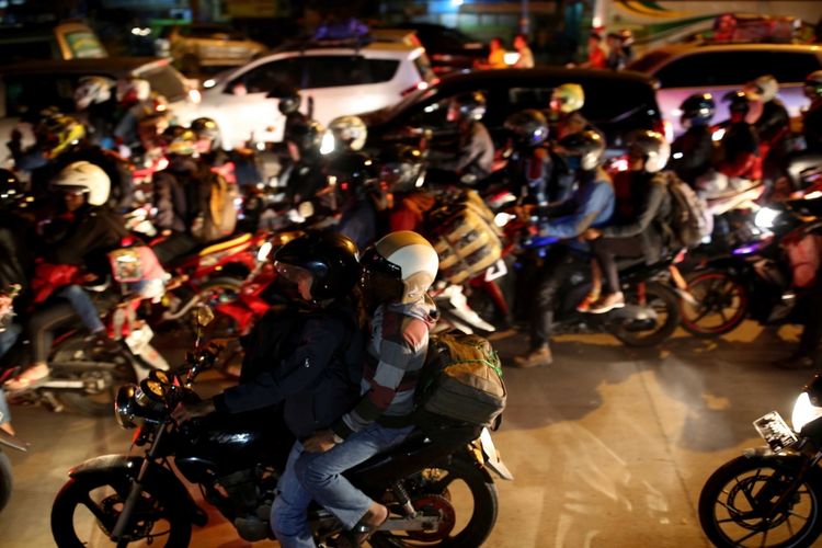 Pemudik bersepeda motor melintasi Jalur Pantura Indramayu - Cirebon, Jawa Barat, Jumat (23/6/2017). Pada H-2 Lebaran, jalur Pantura dipadati kendaraan pemudik khususnya kendaraan roda dua.