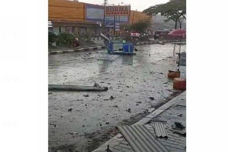Situasi di kawasan Rancaekek, tepatnya di depan Borma dan Kahatek Bandung, mencekam setelah angin punting beliung mengamuk, Rabu (21/2/2024).  