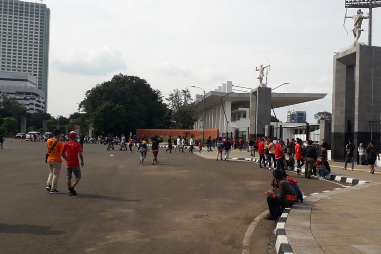 Para Jakmania yang sudah datang ke Stadion Utama Gelora Bung Karno, Jakarta jelang laga lanjutan Piala AFC antara Persija Jakarta vs Ceres Negros, Selasa (23/4/2019)