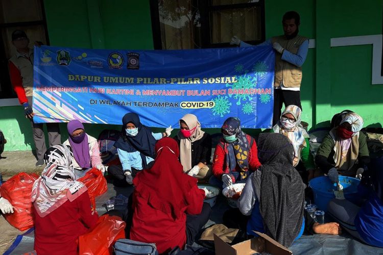 Pasca pemberlakuakn physical distancing di Desa Temboro, warga membuka posko dapur umum umum memberikan nasi bungkus kepada santri dan warga .