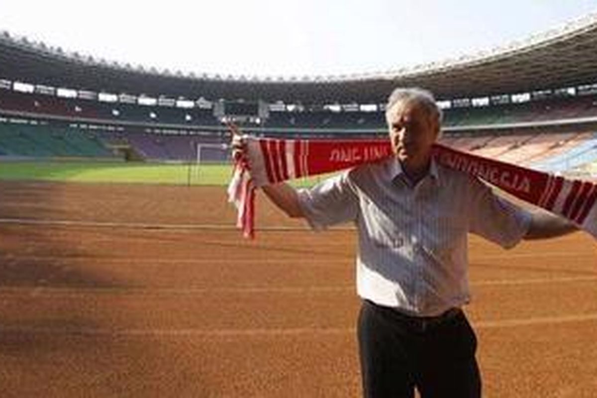 Pelatih tim nasional sepak bola Indonesia, Alfred Riedl berpose di Stadion Utama Gelora Bung Karno.