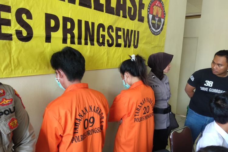 Pasangan kekasih di Pringsewu yang ditangkap karena mengedarkan sabu-sabu. Keduanya mengaku mengedarkan narkoba untuk membiayai pernikahan mereka. (Foto: Polres Pringsewu)
