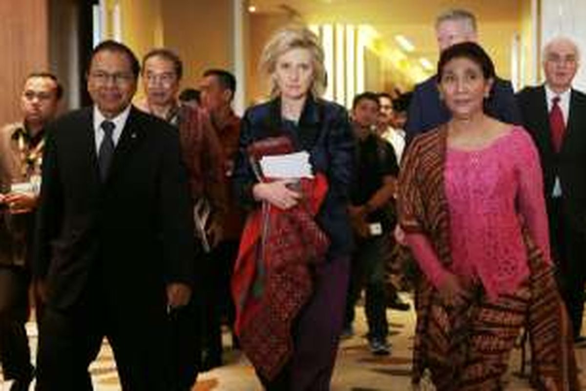 Menteri Kelautan dan Perikanan Susi Pudjiastuti, Menteri Koordinator Bidang Kemaritiman Rizal Ramli dan Putri Astrid dari Belgia, dalam Indonesia-Belgium Maritime Summit, di Jakarta, Rabu (16/3/2016).