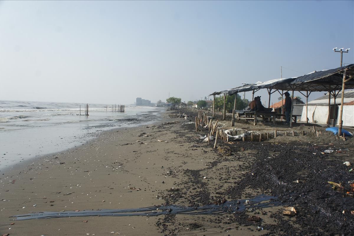  Tumpahan minyak di pantai Desa Cemarajaya, Kecamatan Cibuaya, Kabupaten Karawang, Senin (22/7/2019).