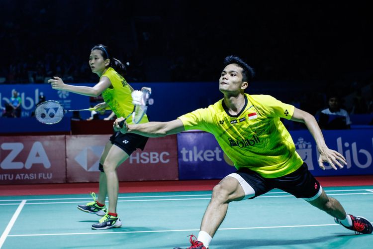 Ganda campuran Indonesia, Ricky Karanda Suwardi dan Debby Susanto mengembalikan bola ke arah pasangan asal China, He Jiting dan Du Yue dalam laga babak pertama Indonesia Open 2018 di Istora Senayan, Jakarta, Selasa (3/7/2018). Pasangan ganda campuran Indonesia Ricky Karanda Suwardi Debby Susanto menang dengan tiga gim 17-21, 21-13, dan 24-22.