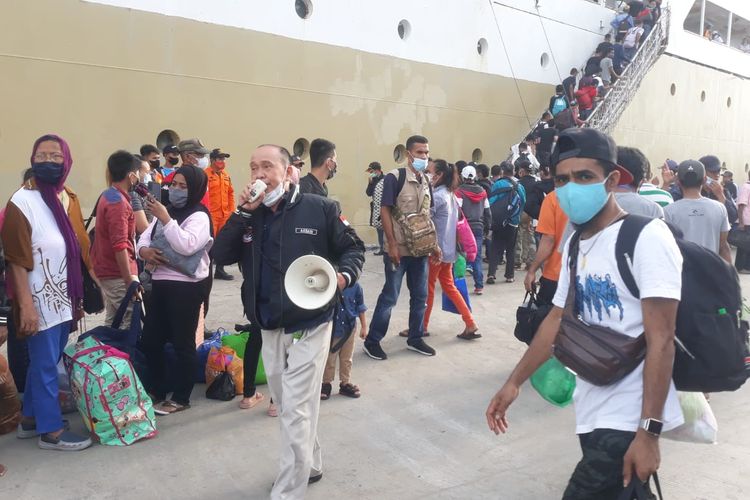 Suasana arus mudik jelang Nataru di pelabuhan Tunon Taka Nunukan Kaltara. Arus mudik didominasi PMI dari Malaysia sekitar 70 persen. Mereka mayoritas menuju NTT