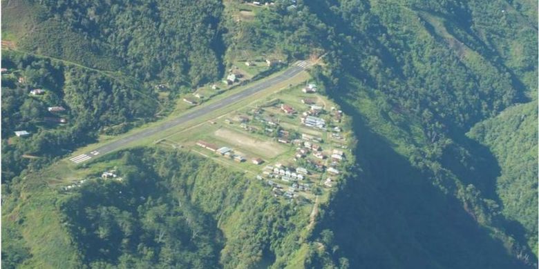 Bandara Kiwirok, satu-satunya akses masuk dan keluar distrik ini, sempat menjadi area pertempuran antara aparat dan milisi TPNBP, September lalu. Kiwirok berbatasan langsung dengan Papua Nugini.