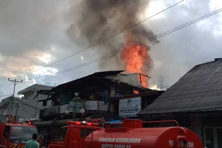 Kebakaran melanda kawasan padat penduduk di kawasan Silale, Kecamatan Nusankwe, Ambon, Maluku, Minggu (14/3/2021)