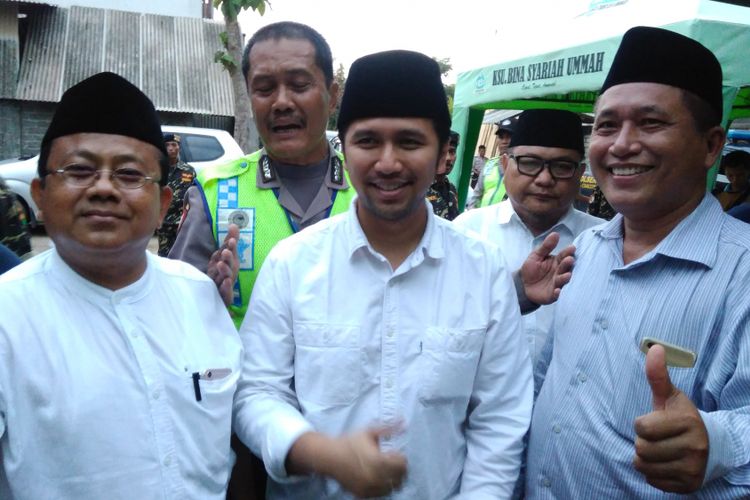 Emil Elestianto Dardak (tengah) saat mendatangi undangan haul di Ponpes Bumi Aswaja, Gresik.