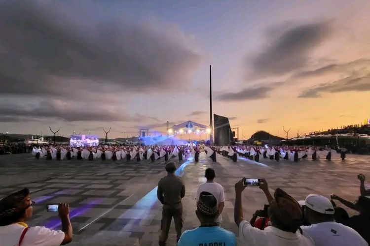 Masyarakat dan wisatawan mengikuti Festival Golo Koe Labuan Bajo, di Waterfront City Labuan Bajo, Senin (8/8/2022).
