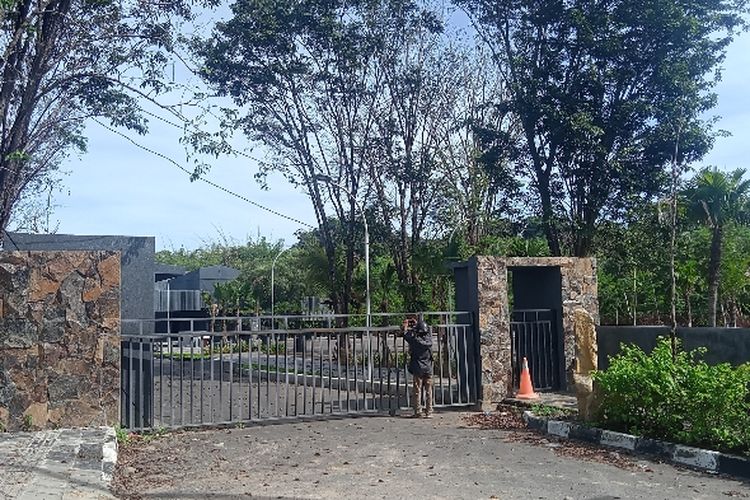  Foto : Pintu gerbang destinasi wisata Goa Batu Cermin di Desa Batu Cermin, Kecamatan Komodo, Kabupaten Manggarai Barat, NTT, masih tutup, pada Rabu (24/4/2022).