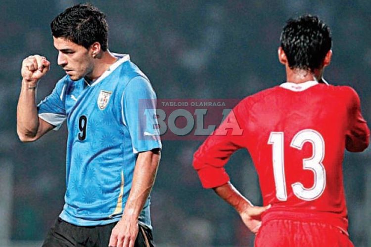 Luis Suarez usai mencetak gol ke-2 untuk tim nasional Uruguay. Pada pertandingan uji coba melawan Indonesia yang dilangsungkan di Stadion Utama Gelora Bung Karno, Jakarta, Jumat (8/10/2010), Uruguay berhasil memang dengan skor 7-1. (Foto: DOK TABLOID BOLA/Peksi Cahyo)