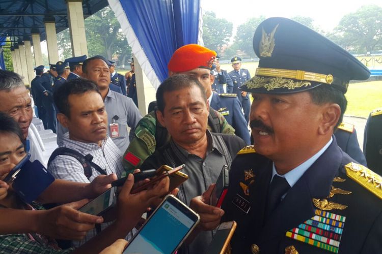 Kepala Staf Angkatan Udara Marsekal TNI Hadi Tjahjanto memberikan pernyataan kepada wartawan usai melantik 187 perwira baru di Lanud Adi Soemarmo, Solo, Selasa ( 21/11/2017).